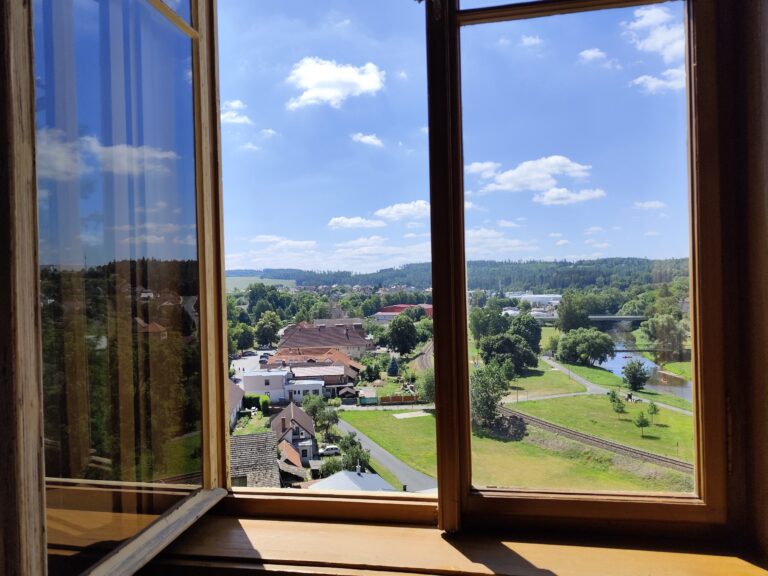 Výhľad z pracovne na železnice a hlavnú železničnú stanicu.