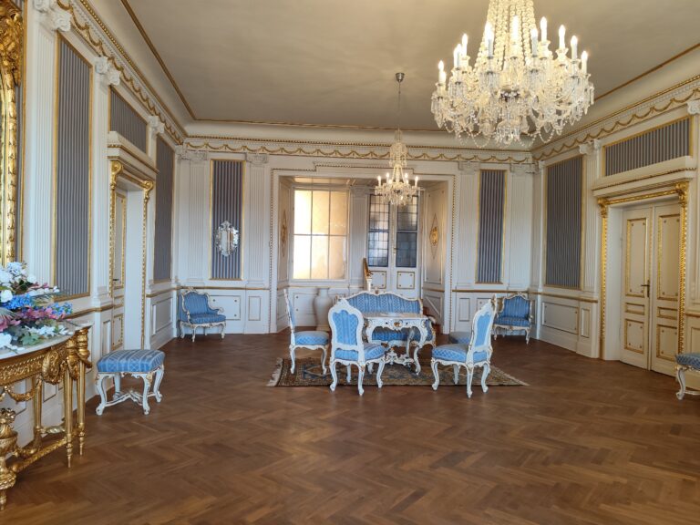 Zrkadlový sál na zámku Zruč nad Sázavou, kde sa dnes konajú svadobné obrady.