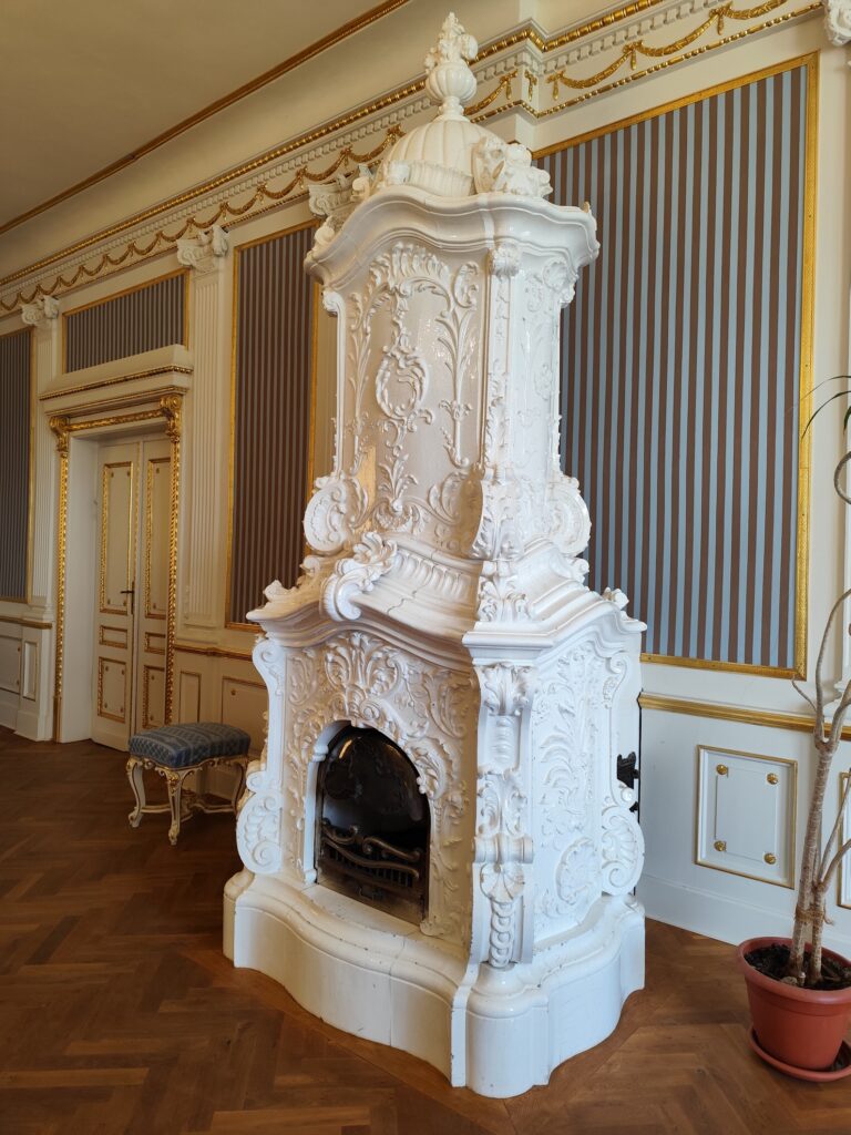 Zrkadlový sál na zámku Zruč nad Sázavou, kde sa dnes konajú svadobné obrady.