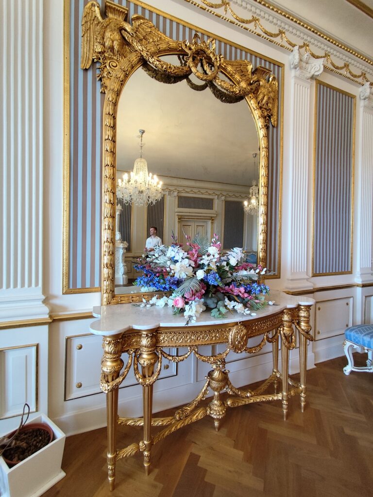 Zrkadlový sál na zámku Zruč nad Sázavou, kde sa dnes konajú svadobné obrady.