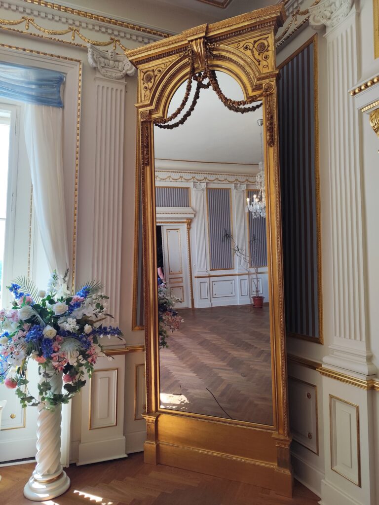 Zrkadlový sál na zámku Zruč nad Sázavou, kde sa dnes konajú svadobné obrady.