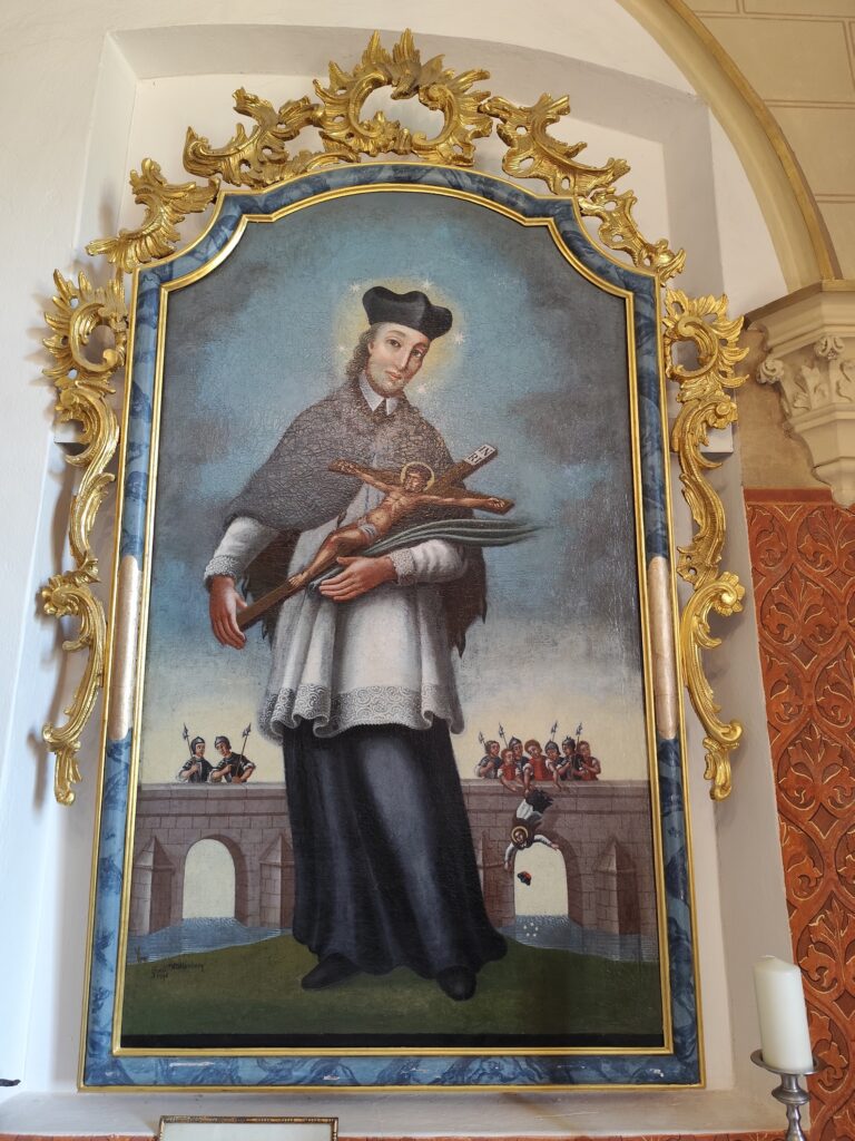 Súčasťou prehliadky je aj rodinná kaplnka s oltárnym obrazom sv. Jana Nepomuckéhom.