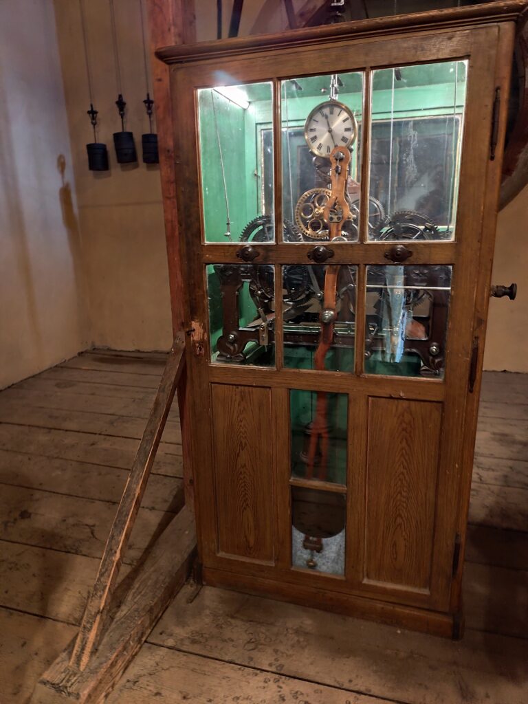 Mechanizmus hodín na zámockej veži.