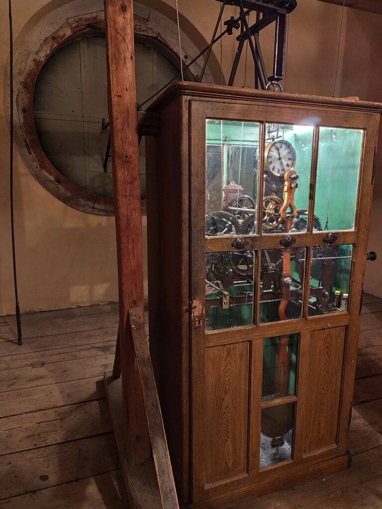 Mechanizmus hodín na zámockej veži.