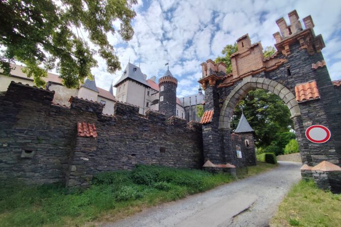 Zámok Žleby – pohľad na hlavné veže a hradby v štýle anglickej gotiky