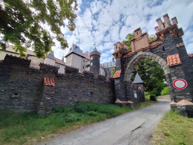 Zámok Žleby – pohľad na hlavné veže a hradby v štýle anglickej gotiky