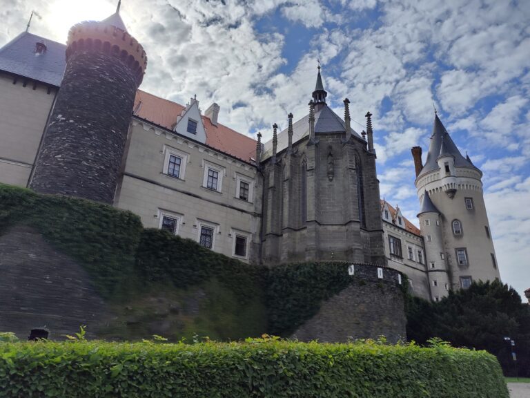 Zámok Žleby – pohľad na hlavné veže a hradby v štýle anglickej gotiky