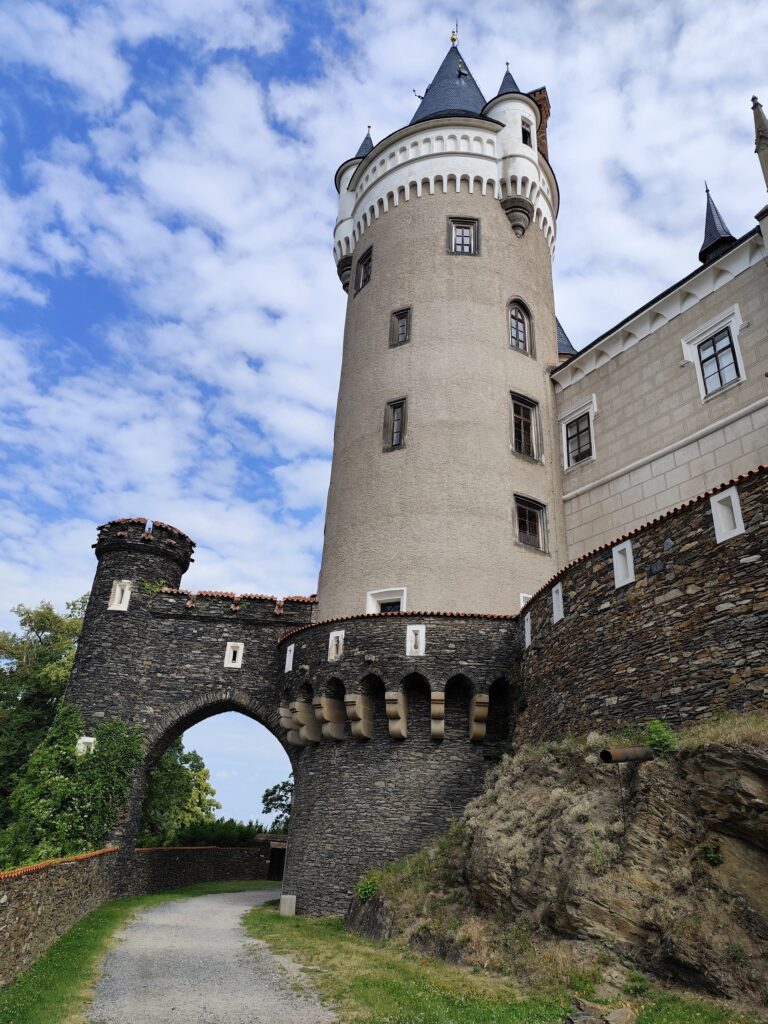 Zámok Žleby – pohľad na hlavné veže a hradby v štýle anglickej gotiky