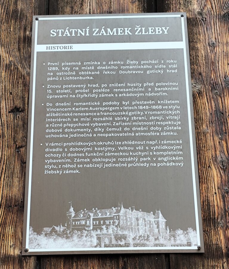 Zámok Žleby vyniká unikátnou zbierkou luxusného nábytku, zbraní, obrazov či vitráží