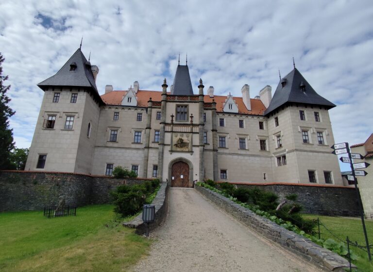 Zámok Žleby vyniká unikátnou zbierkou luxusného nábytku, zbraní, obrazov či vitráží