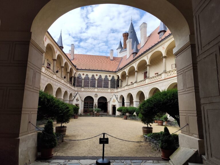 Romantický Zámok Žleby v stredných Čechách láka návštevníkov svojimi vežami, mohutnými hradbami a historickou atmosférou