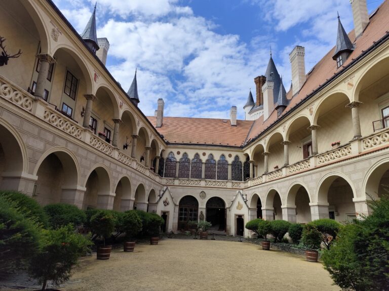 Romantický Zámok Žleby v stredných Čechách láka návštevníkov svojimi vežami, mohutnými hradbami a historickou atmosférou