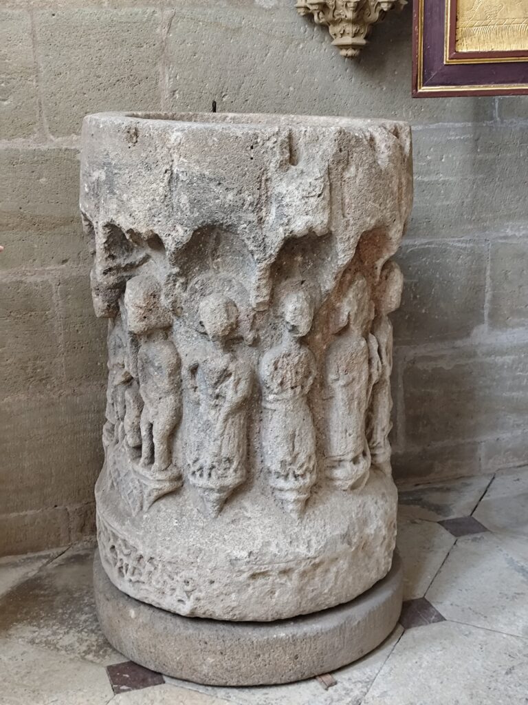 Krstiteľnica z neďalekého Ronova zo 14. storočia.