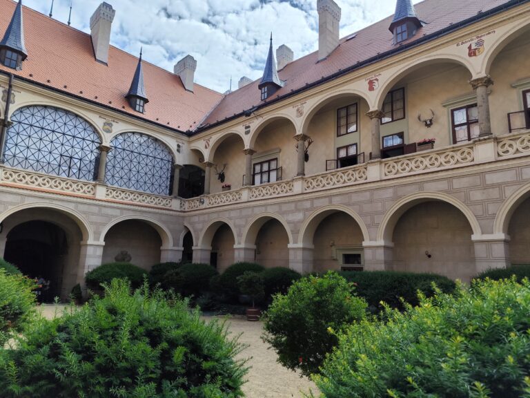 Zámok Žleby vyniká unikátnou zbierkou luxusného nábytku, zbraní, obrazov či vitráží.