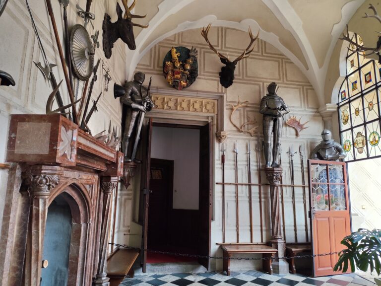 Zámok Žleby – brnenia a zbrane v historickej zbrojnici.