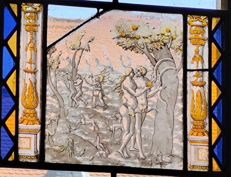 Zbierka vitráži v Rytierskej sieni obsahuje 188 sklomalieb. Najvzácnejšia pochádza z roku 1503 a znázorňuje vyhnanie Adama a Evy z raja.