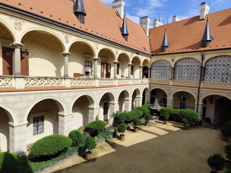 Zámok Žleby vyniká unikátnou zbierkou luxusného nábytku, zbraní, obrazov či vitráží