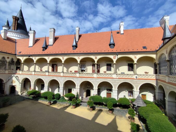 Zámok Žleby vyniká unikátnou zbierkou luxusného nábytku, zbraní, obrazov či vitráží
