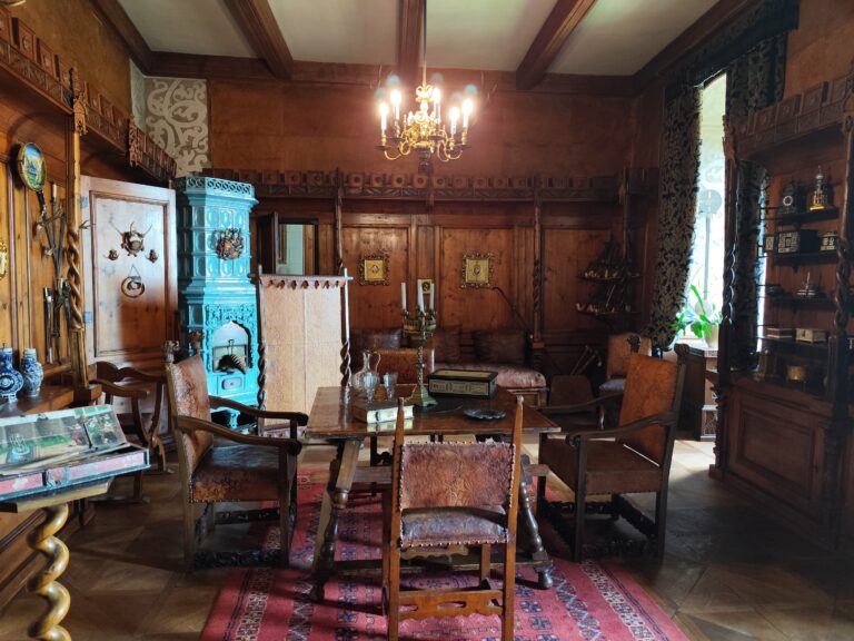 Zámok Žleby vyniká unikátnou zbierkou luxusného nábytku, zbraní, obrazov či vitráží