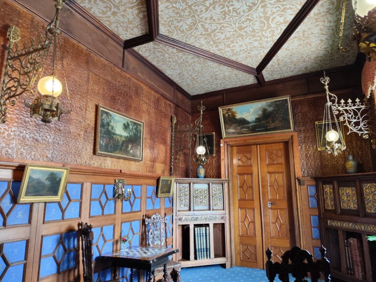 Galéria na Zámku Žleby. Jej steny pokryté koženými tapetami, ktoré navrhovala kňažná Vilemína. Na jej zhotovenie padlo 72 jeleňov.