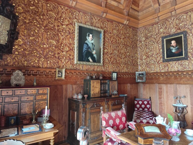 Červený kabinet slúžil ako reprezentačný salón a pracovňa kňažien.