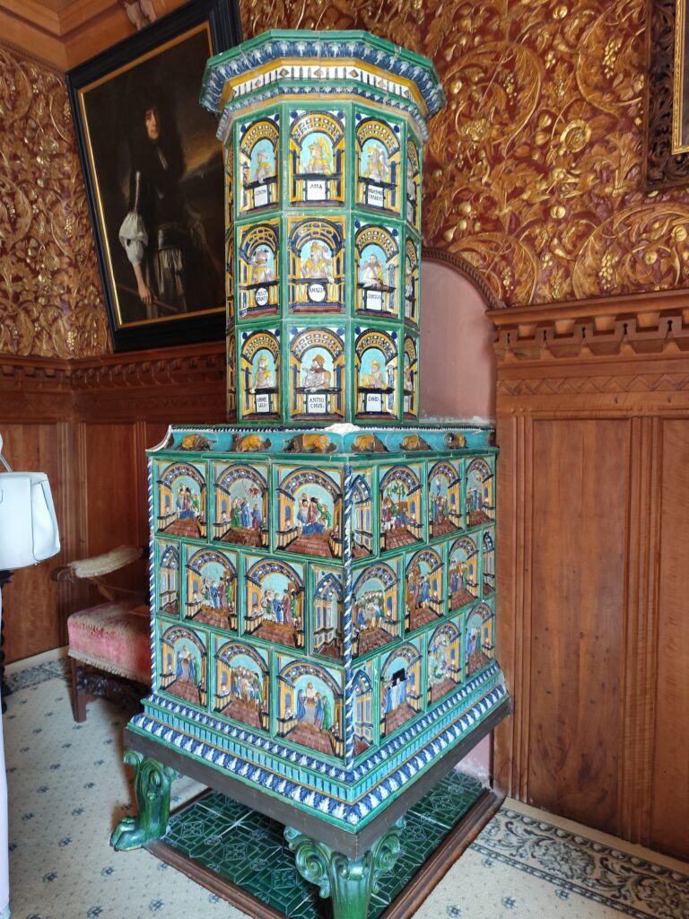 Renesančné kachle zdobené výjavmi zo Starého a Nového zákona pochádzajú zo 16. storočia.