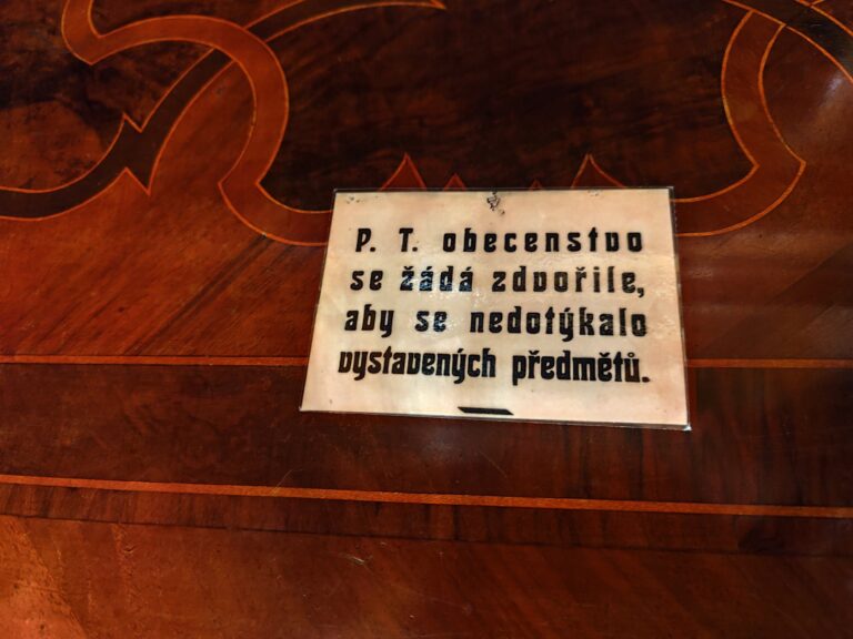Unikátne ceduľky, ktoré dal vytlačiť ešte syn Vincenta Karola František Jozef Auersperg po roku 1880.