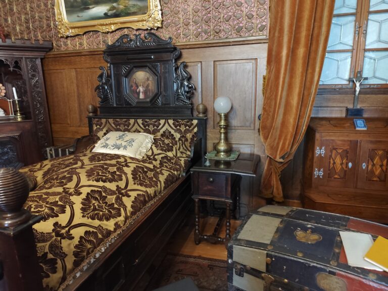 Zámok Žleby vyniká unikátnou zbierkou luxusného nábytku, zbraní, obrazov či vitráží