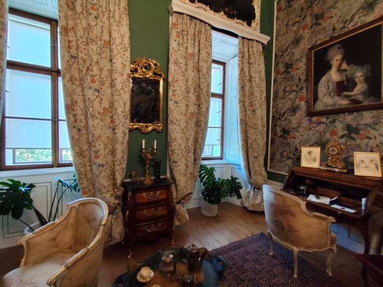 Zámok Žleby vyniká unikátnou zbierkou luxusného nábytku, zbraní, obrazov či vitráží