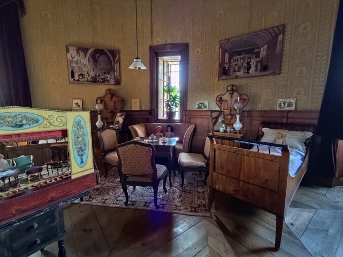 Zámok Žleby vyniká unikátnou zbierkou luxusného nábytku, zbraní, obrazov či vitráží