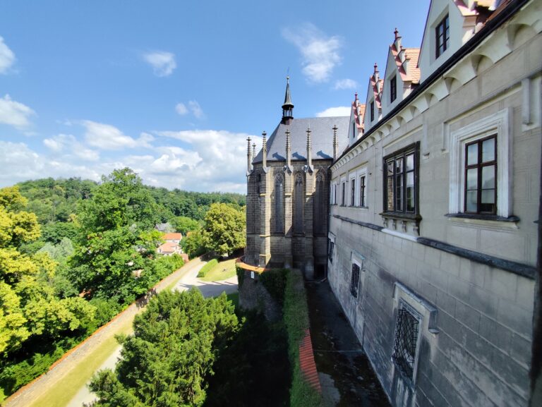 Zámok Žleby vyniká unikátnou zbierkou luxusného nábytku, zbraní, obrazov či vitráží