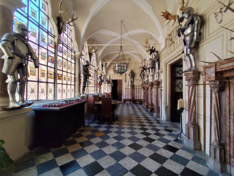 Zbierka vitráži v Rytierskej sieni obsahuje 188 sklomalieb. Najvzácnejšia pochádza z roku 1503 a znázorňuje vyhnanie Adama a Evy z raja.