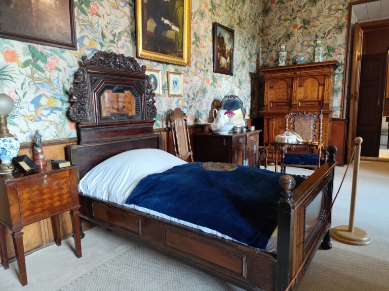 Zámok Žleby vyniká unikátnou zbierkou luxusného nábytku, zbraní, obrazov či vitráží