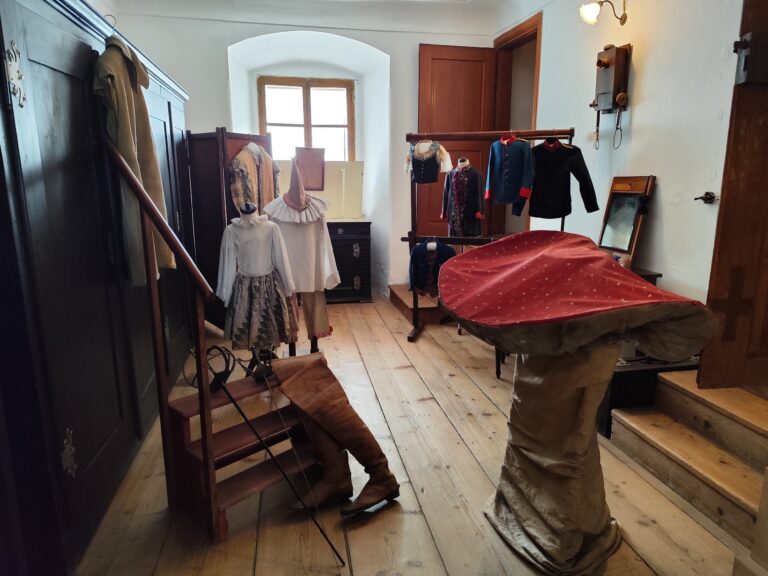 Dodnes sa zachovali pôvodné kulisy a elektrické osvetlenie z počiatku 20. storočia.