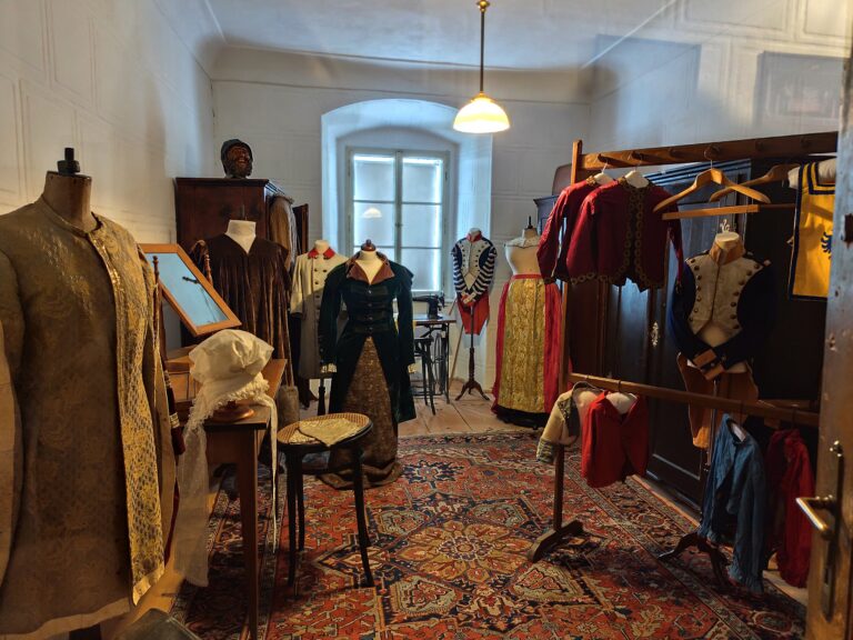 Dodnes sa zachovali pôvodné kulisy a elektrické osvetlenie z počiatku 20. storočia.