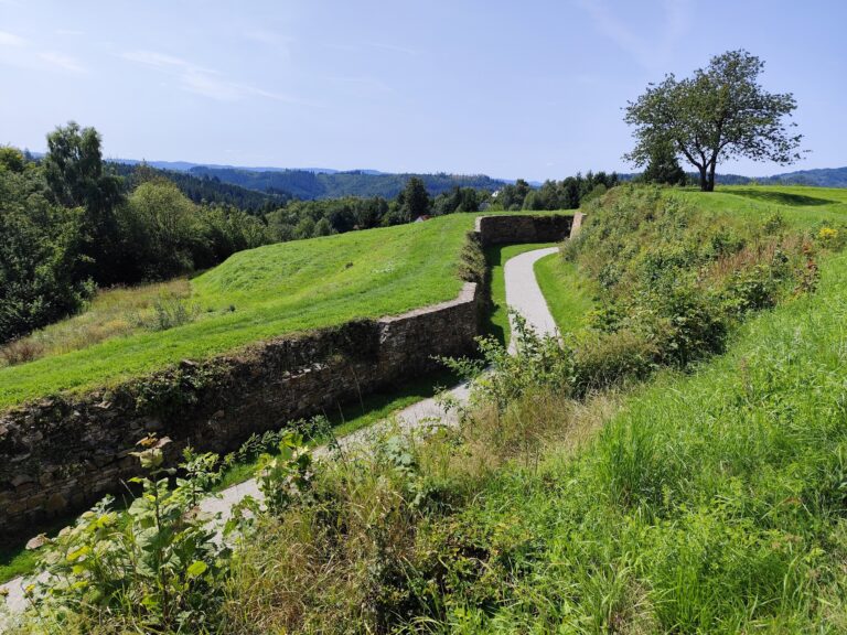 Historické opevnenie Velká Šance pri Mostoch u Jablunkova s kamennými hradbami a zachovanými valmi