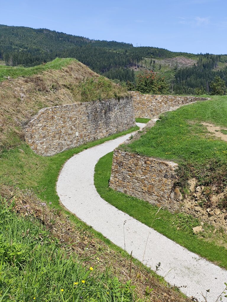 Historické opevnenie Velká Šance pri Mostoch u Jablunkova s kamennými hradbami a zachovanými valmi