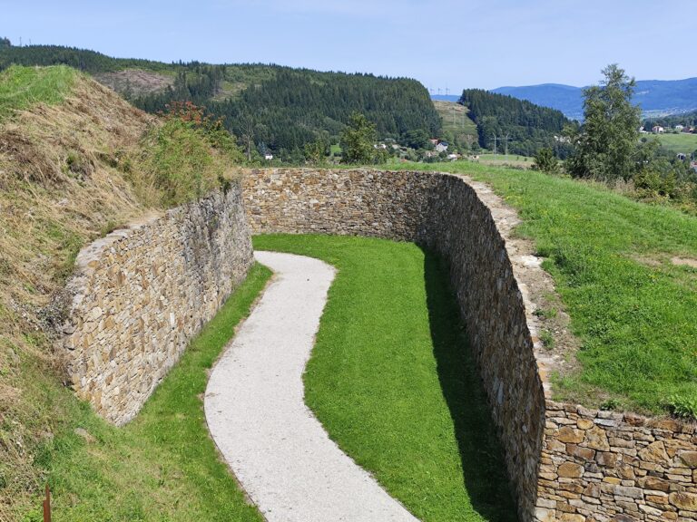 Historické opevnenie Velká Šance pri Mostoch u Jablunkova s kamennými hradbami a zachovanými valmi