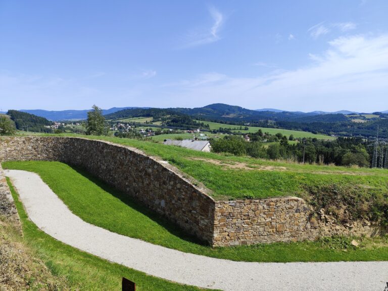 Historické opevnenie Velká Šance pri Mostoch u Jablunkova s kamennými hradbami a zachovanými valmi