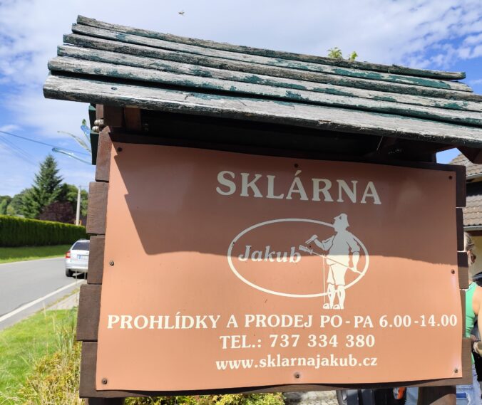 Sklárna Jakub vo Vrbne pod Pradědem láka návštevníkov jedinečnou atmosférou aj možnosťou vidieť majstra Petra Slavkovského pri práci.