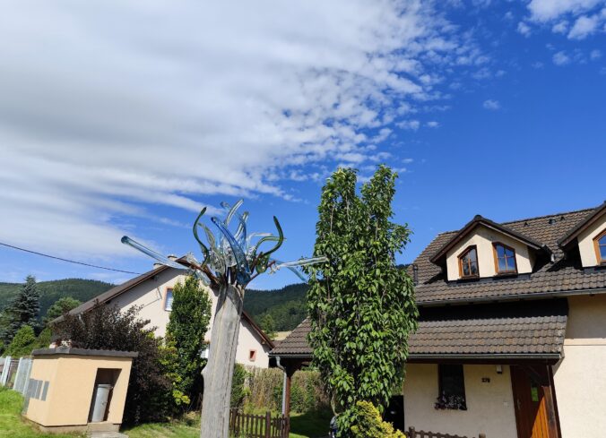 Sklenený strom pred domom majstra sklára Petra Slavkovského.