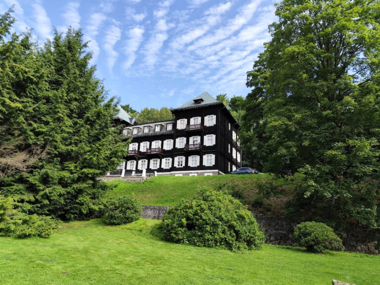 Slezský dům v Karlovej Studánke sa preslávil tým, že sa objavil v zábere kultového českého filmu „S tebou mě baví svět“.