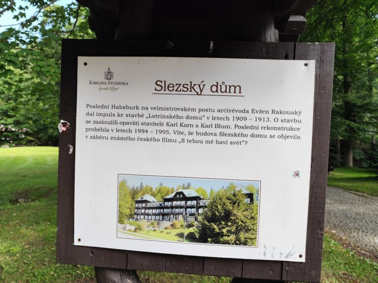 Slezský dům v Karlovej Studánke sa preslávil tým, že sa objavil v zábere kultového českého filmu „S tebou mě baví svět“.