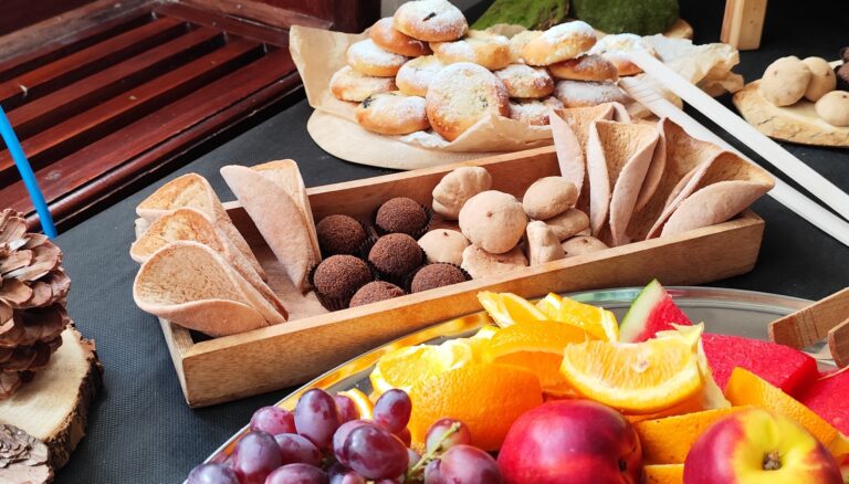 Povestné štramberské uši sú tradičným moravským cukrárenským výrobkom, ktorý sa vyrába z perníkového cesta. K ich vzniku sa viaže dosť drsná povesť.