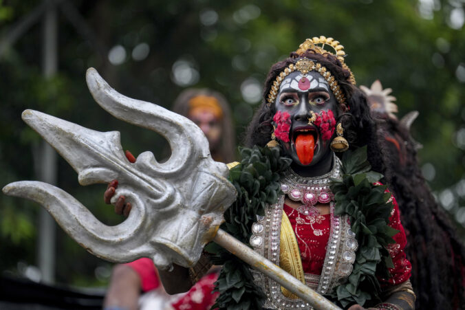 maska ľudia festival tanec bohyňa Kálí sprievod náboženstvo