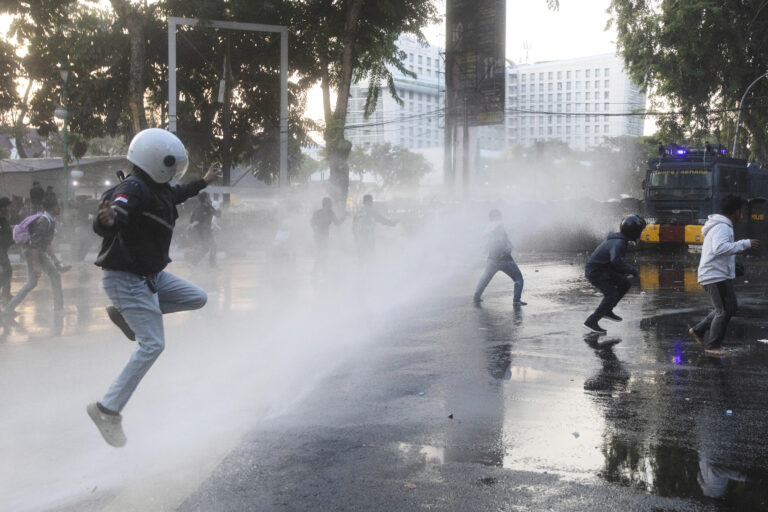 ľudia protest vodné delo polícia