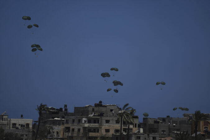 humanitárna pomoc lietadlá padáky