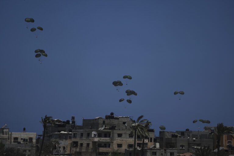 humanitárna pomoc lietadlá padáky