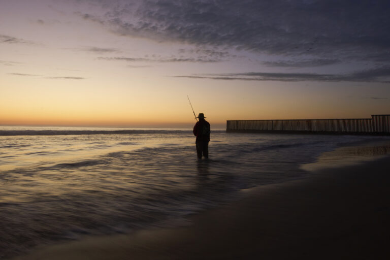 rybár more západ slnka