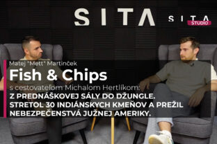 Michal Hertlík a Matej Martinček počas rozhovoru o cestovaní v Južnej Amerike v rámci podcastu Fish&Chips v Štúdiu SITA